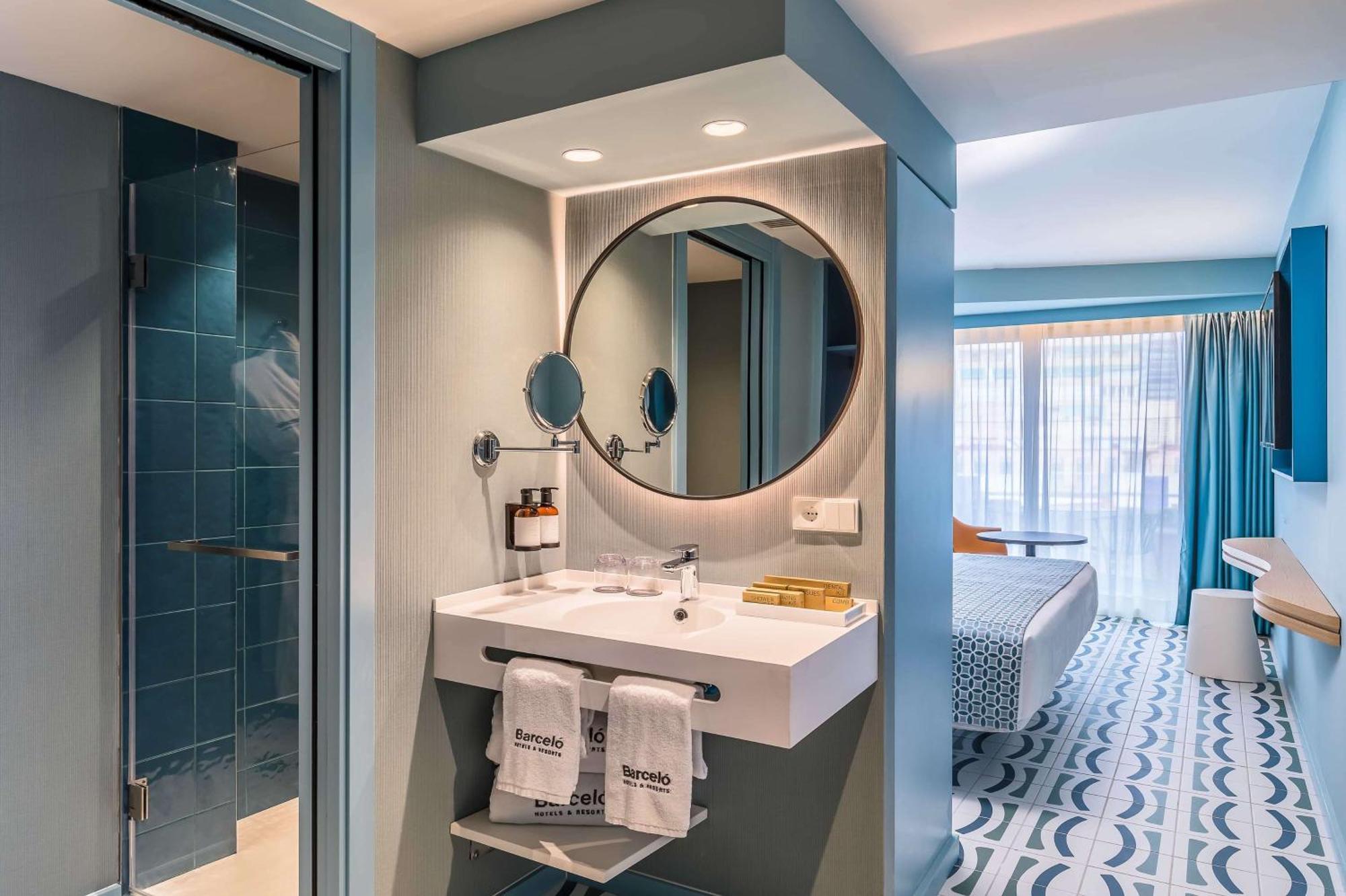 Superior Double or Twin Room Lateral Sea View