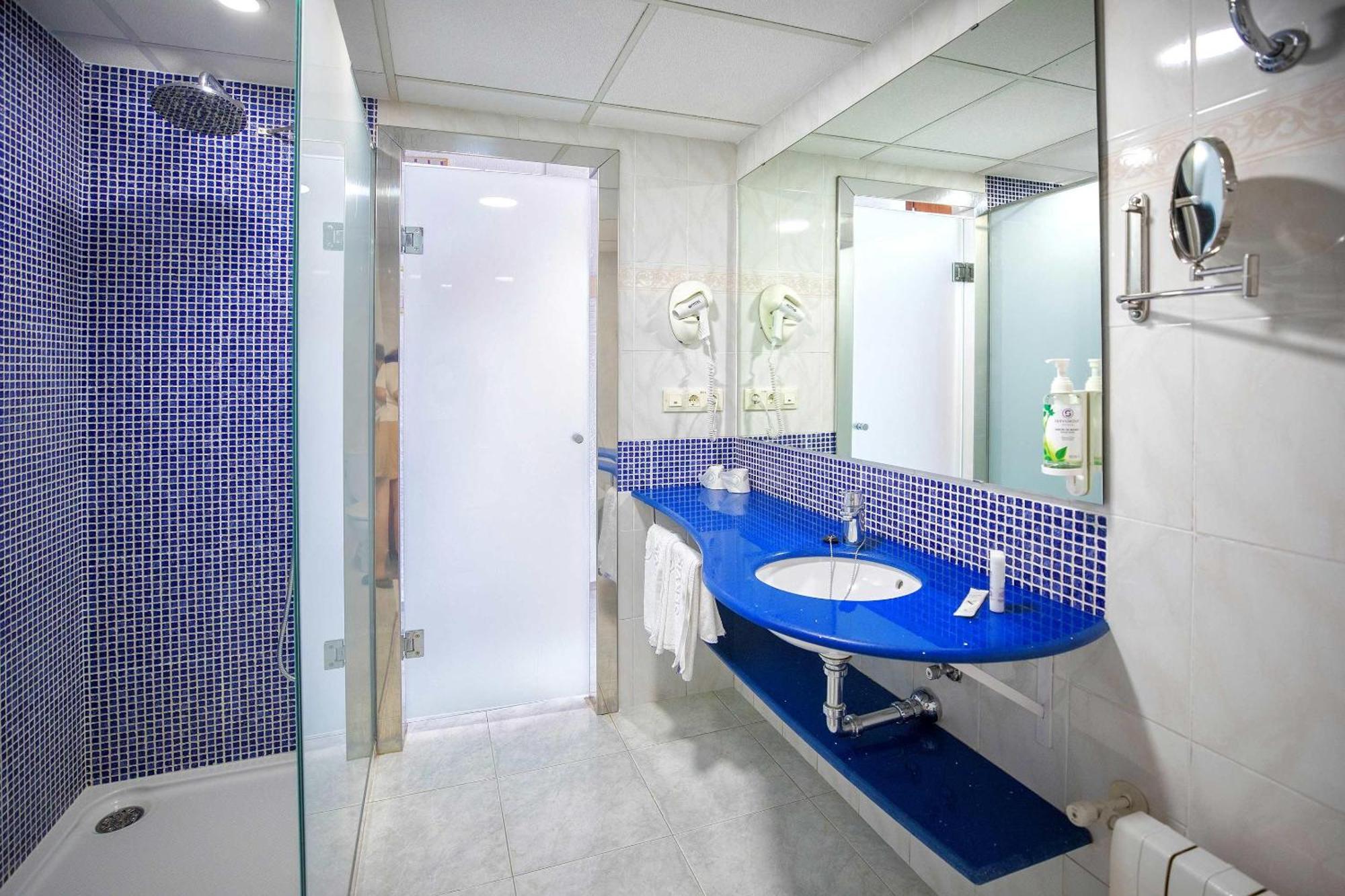 Chambre Double ou Lits Jumeaux - Vue sur Piscine
