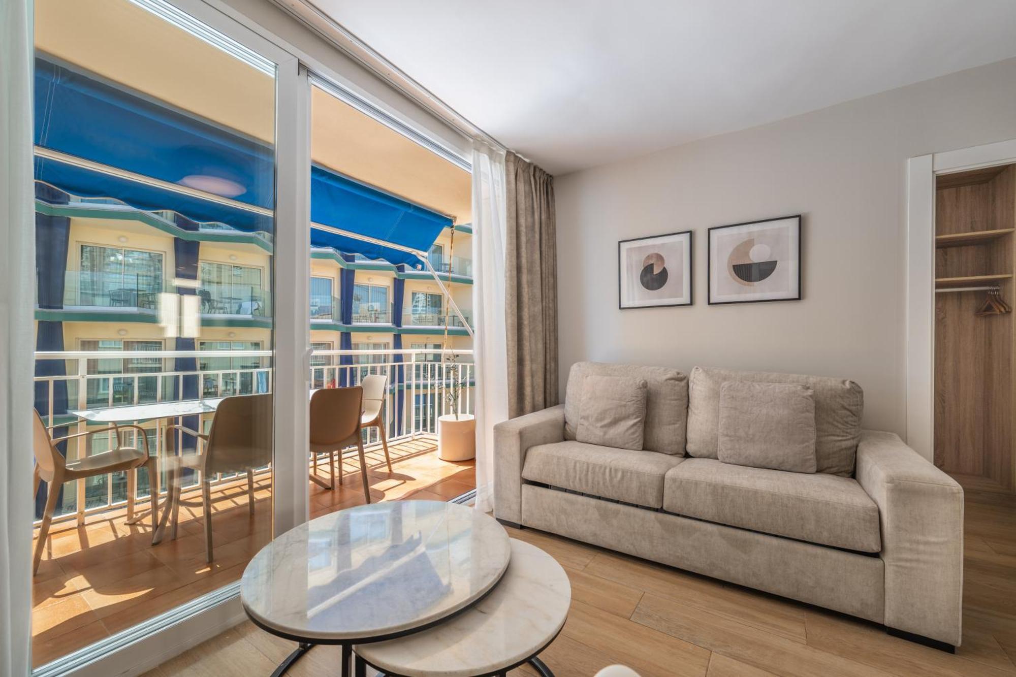 Family Three-Bedroom Apartment Lateral Sea View